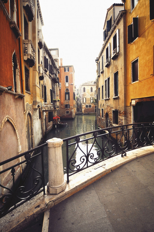 Вид с моста на канал в Венеции