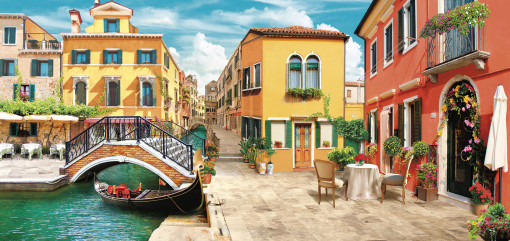 Канал в солнечной Венеции