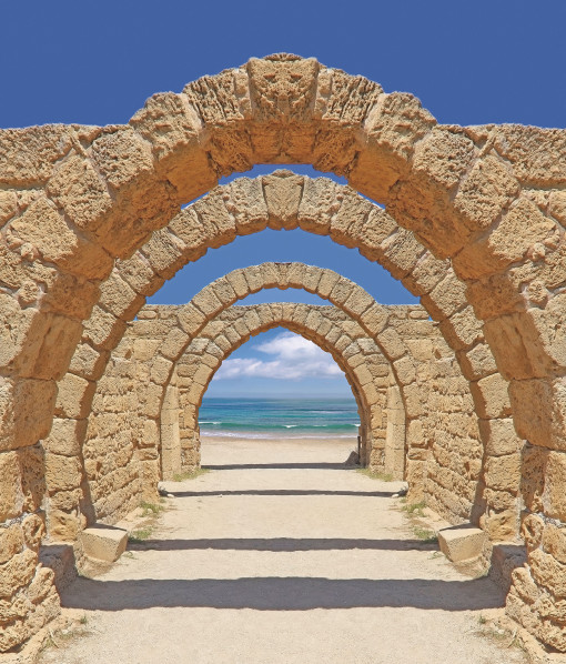 Античные арки у моря