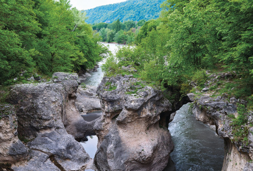 Река в горном ущелье