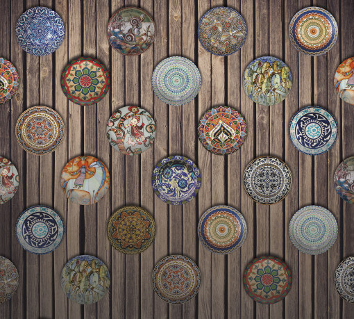 Восточные тарелки на деревянной стене